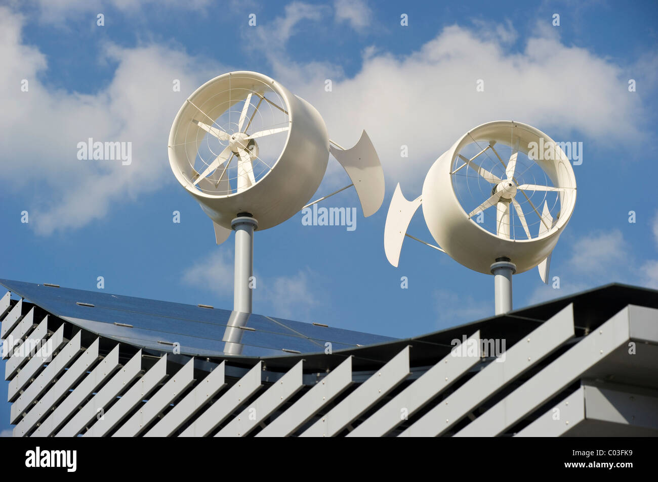 Pannelli solari e mini turbine eoliche sul tetto di un hotel a Friburgo in Breisgau regione, Baden-Wuerttemberg Foto Stock