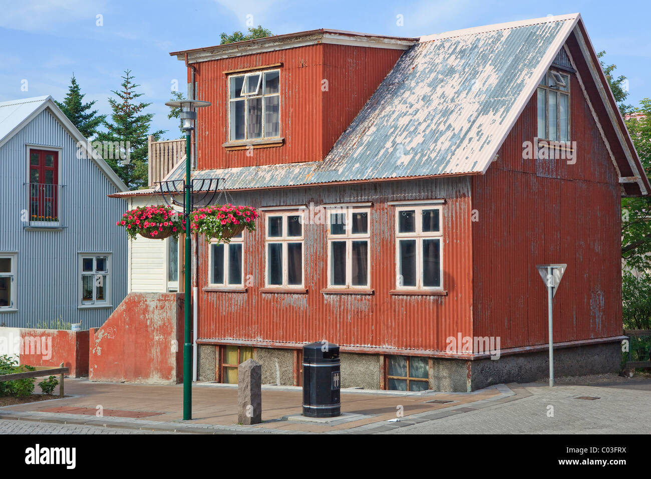 Islandese tradizionale di ferro ondulato house, Reykjavik, Islanda, Europa Foto Stock