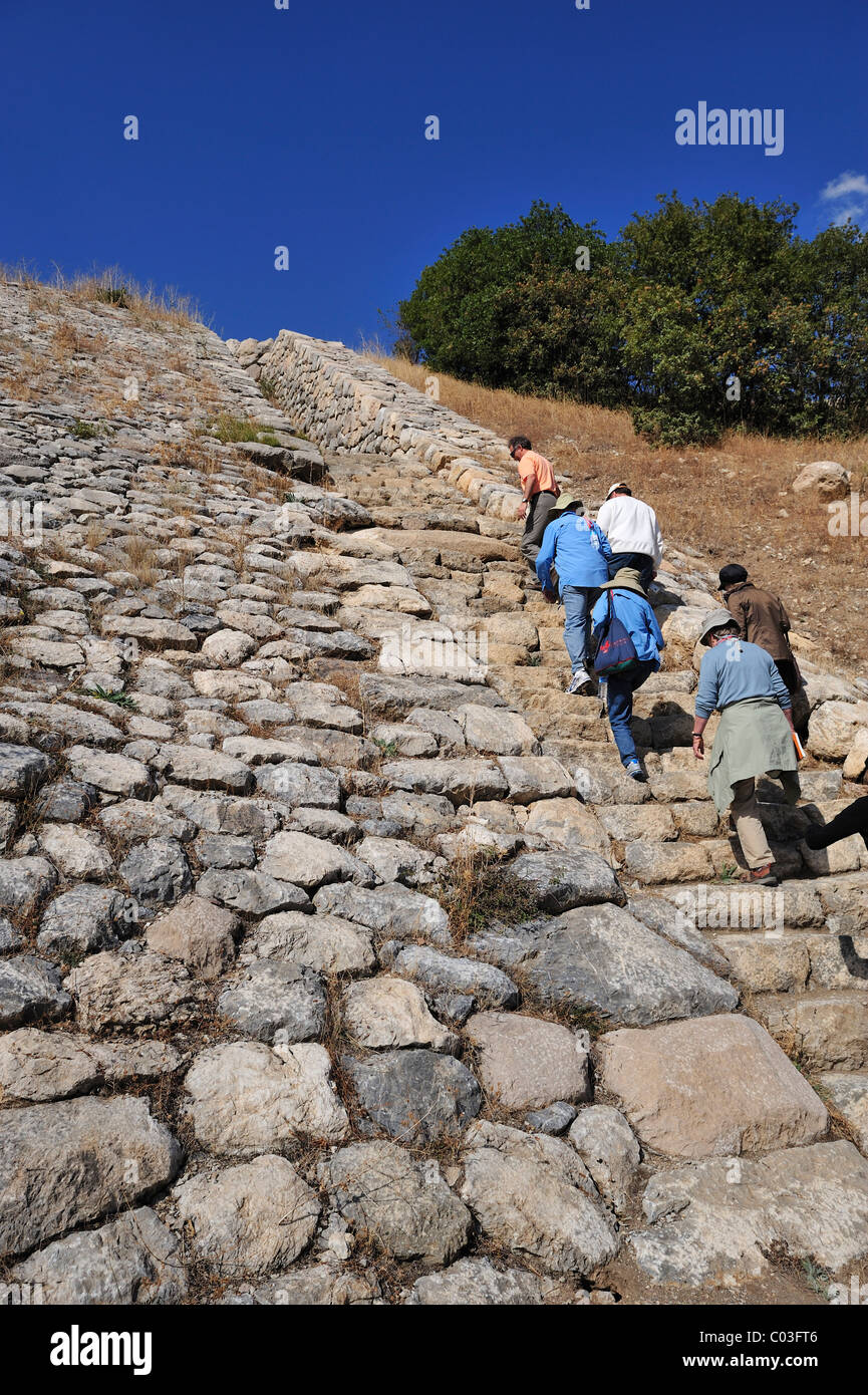 I turisti salendo la scalinata, Yerkapi (sphinx gate), Bogazköy, Turchia 101003 38679 Foto Stock