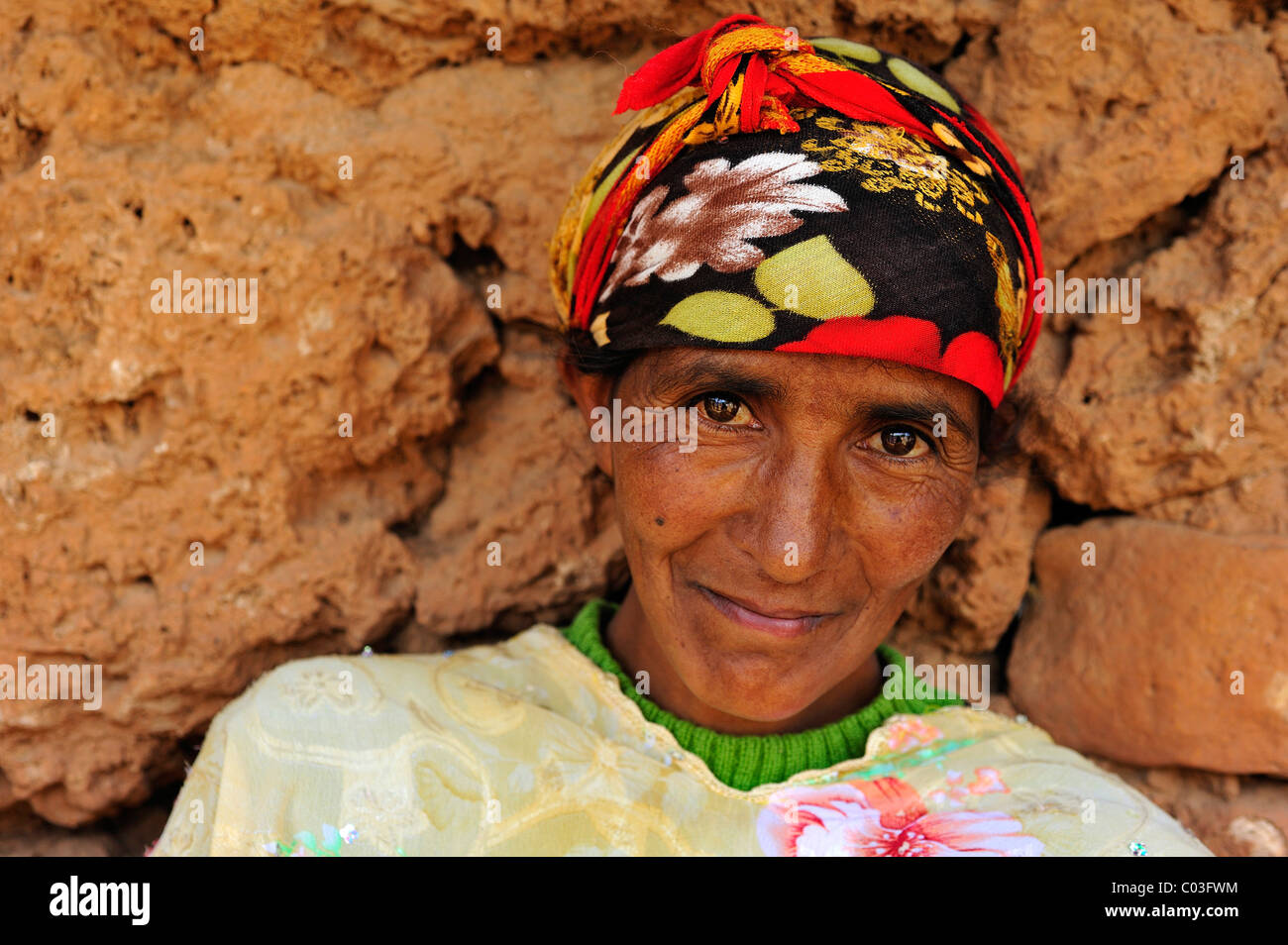 Ritratto di un anziano Berber donna che indossa un velo, Medio Atlante in Marocco Foto Stock