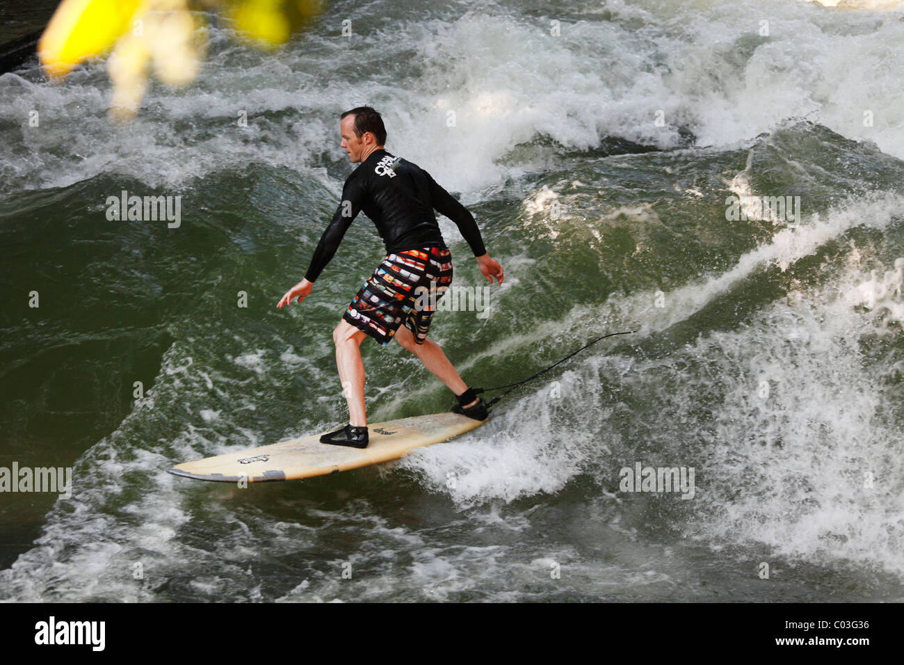 Surfer su un onda nel flusso Eisbach, il Giardino Inglese di Monaco di Baviera, Baviera, Baviera, Germania, Europa Foto Stock