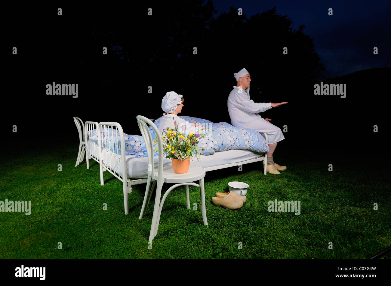 Boarder con nightgowns, un bicchierino prima di andare a dormire e la camera pot dormire in giardino, pazzi alberghi, pensioni Kamerichs boarding House Foto Stock