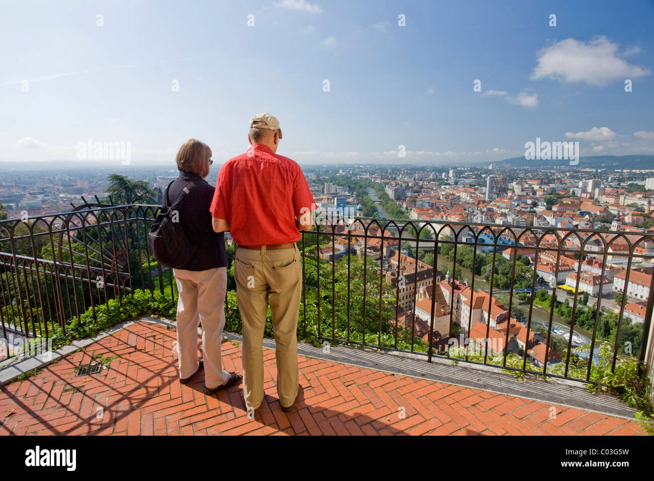 Coppia senior godendo di vista dal Schlossberg verso la storica città di Graz, Stiria, Austria, Europa Foto Stock