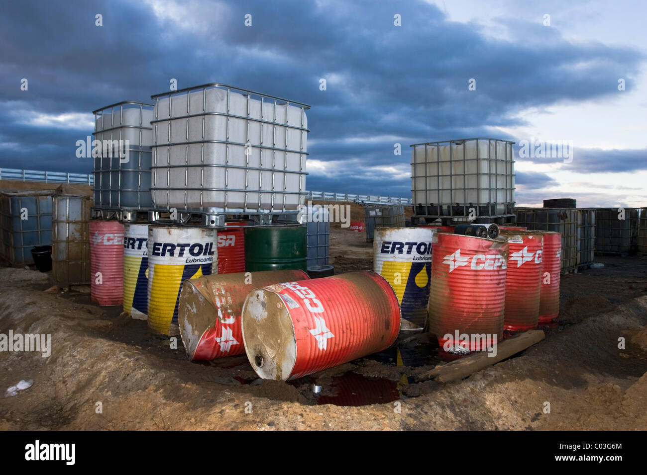 Fusti di petrolio al cantiere per attrezzature pesanti interventi di manutenzione Foto Stock