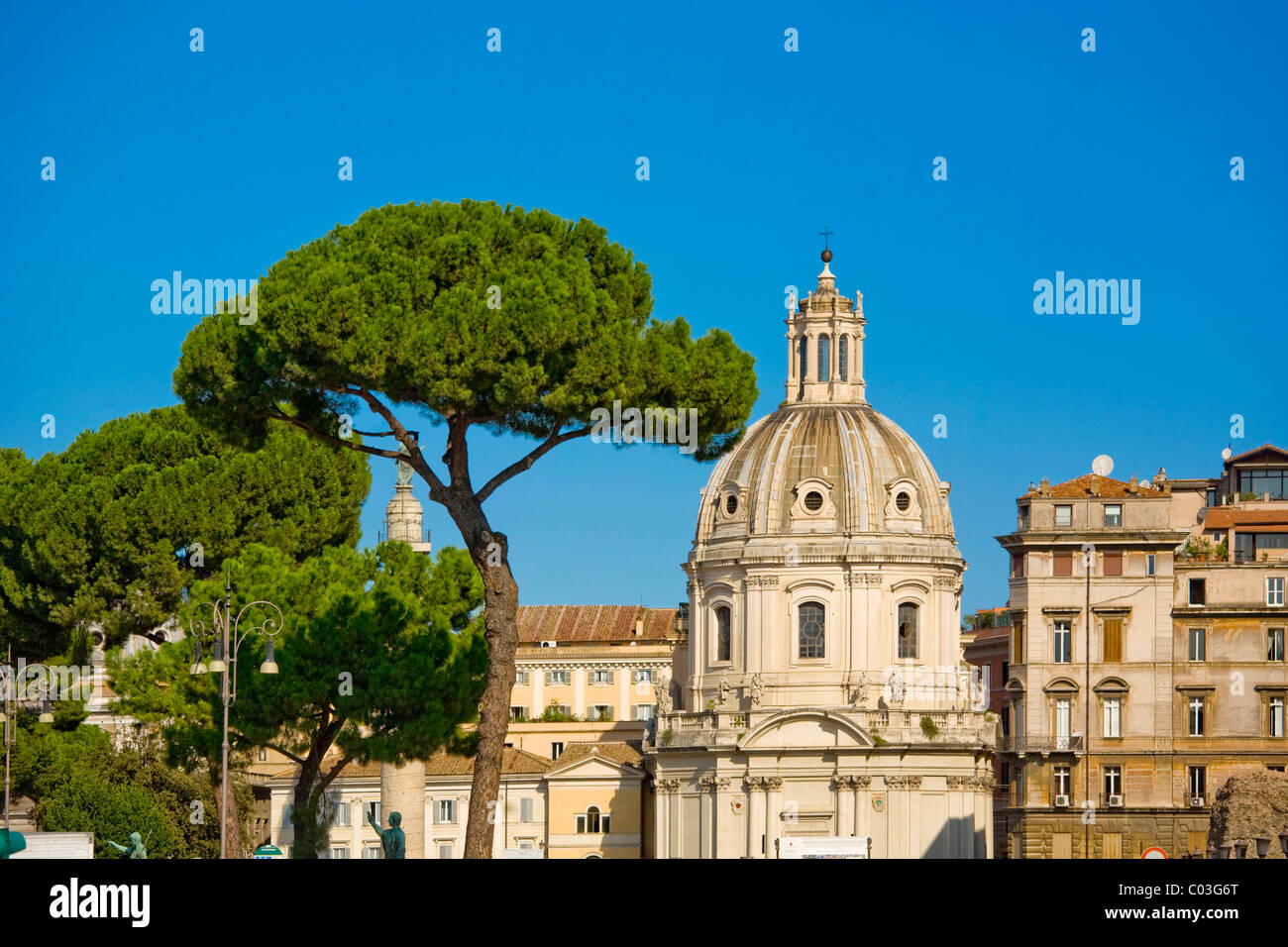 Guarda gli antichi edifici da Via dei Fori Imperiali di Roma, Italia, Europa Foto Stock