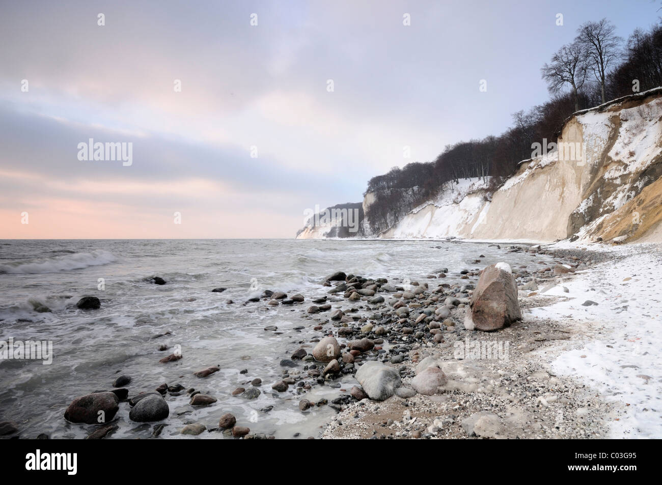 Inverno sulla costa del Mar Baltico con scogliere, Jasmund National Park, Ruegen Isola, Meclemburgo-Pomerania Occidentale, Germania, Europa Foto Stock