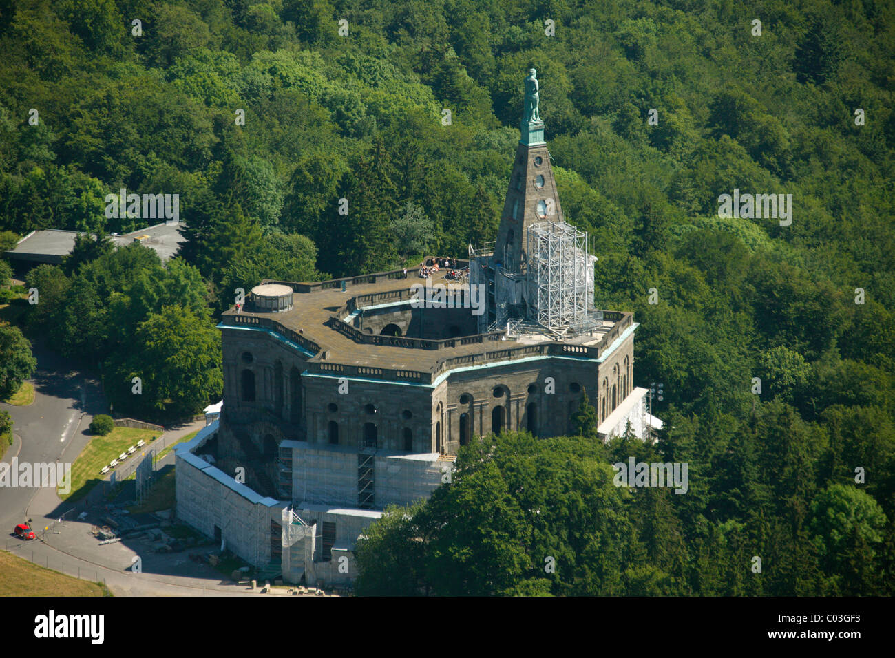 Vista aerea, edificio ottagonale con Hercules statua, Bergpark Wilhelmshoehe park, Kassel, Hesse, Germania, Europa Foto Stock