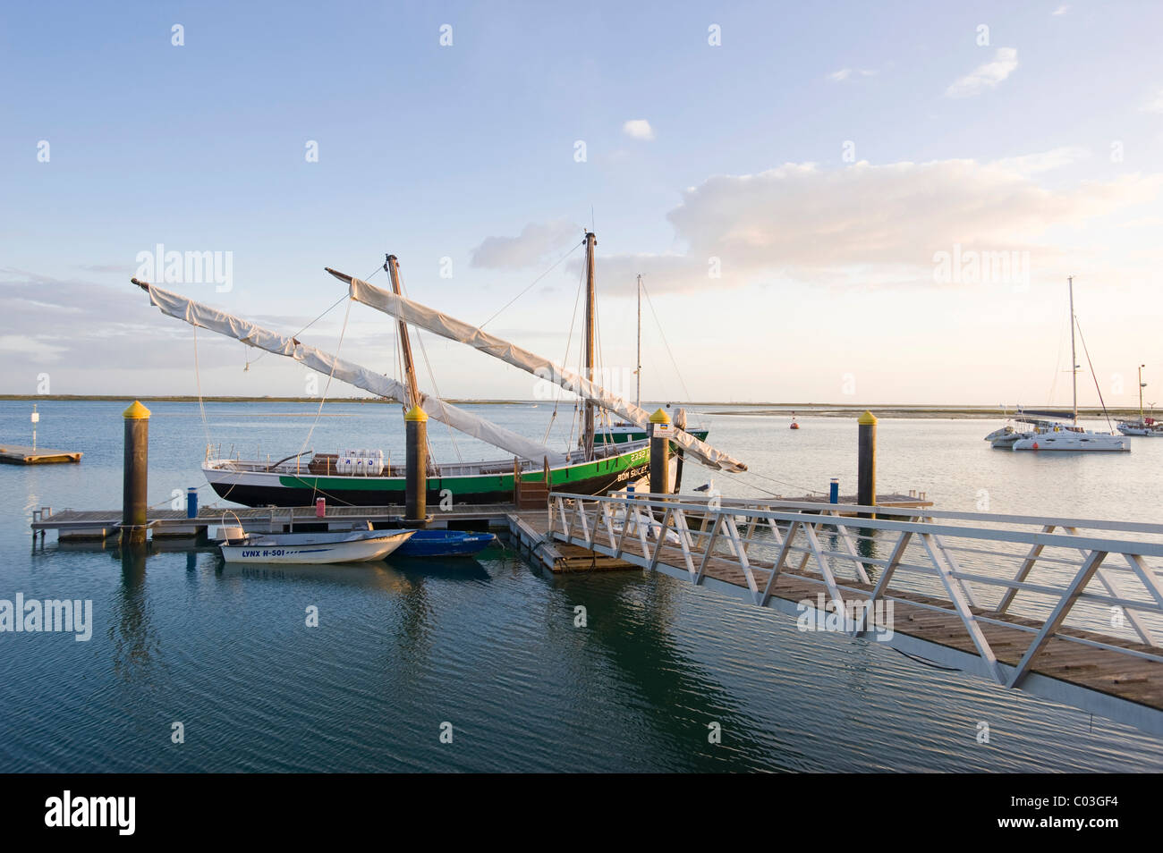 Due-masted barca in porto, Olhao, Algarve, Portogallo, Europa Foto Stock