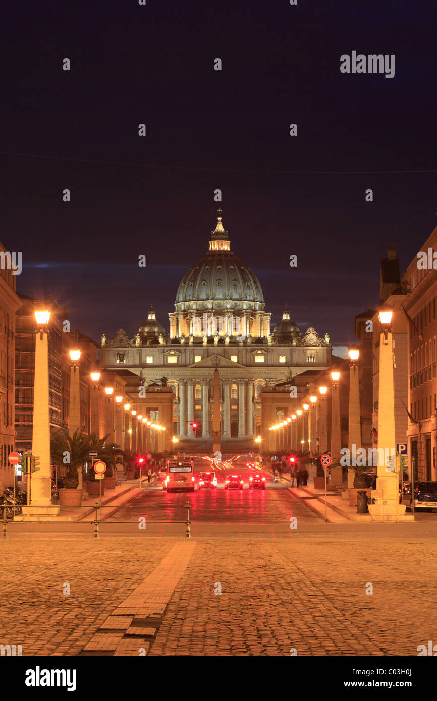 La Basilica di San Pietro, in Via della Conciliazione, Città del Vaticano, Roma, Italia, Europa Foto Stock