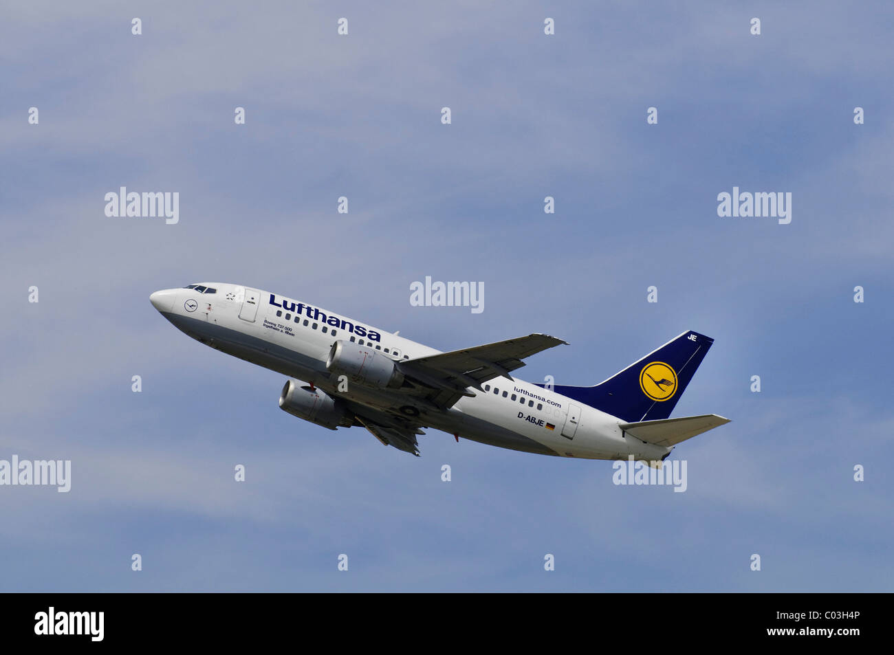 Boeing 737-500 compagnia aerea da Lufthansa la scalata di fronte cirrostratus nubi Foto Stock