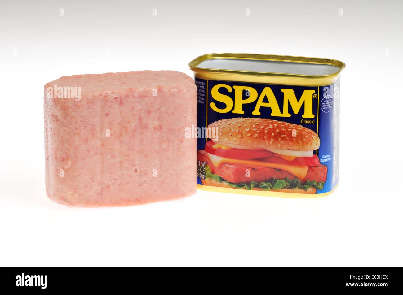 Barattolo di latta di Hormel Foods Spam aperto con carne spam accanto alla possibile su sfondo bianco, isolata. Stati Uniti d'America Foto Stock