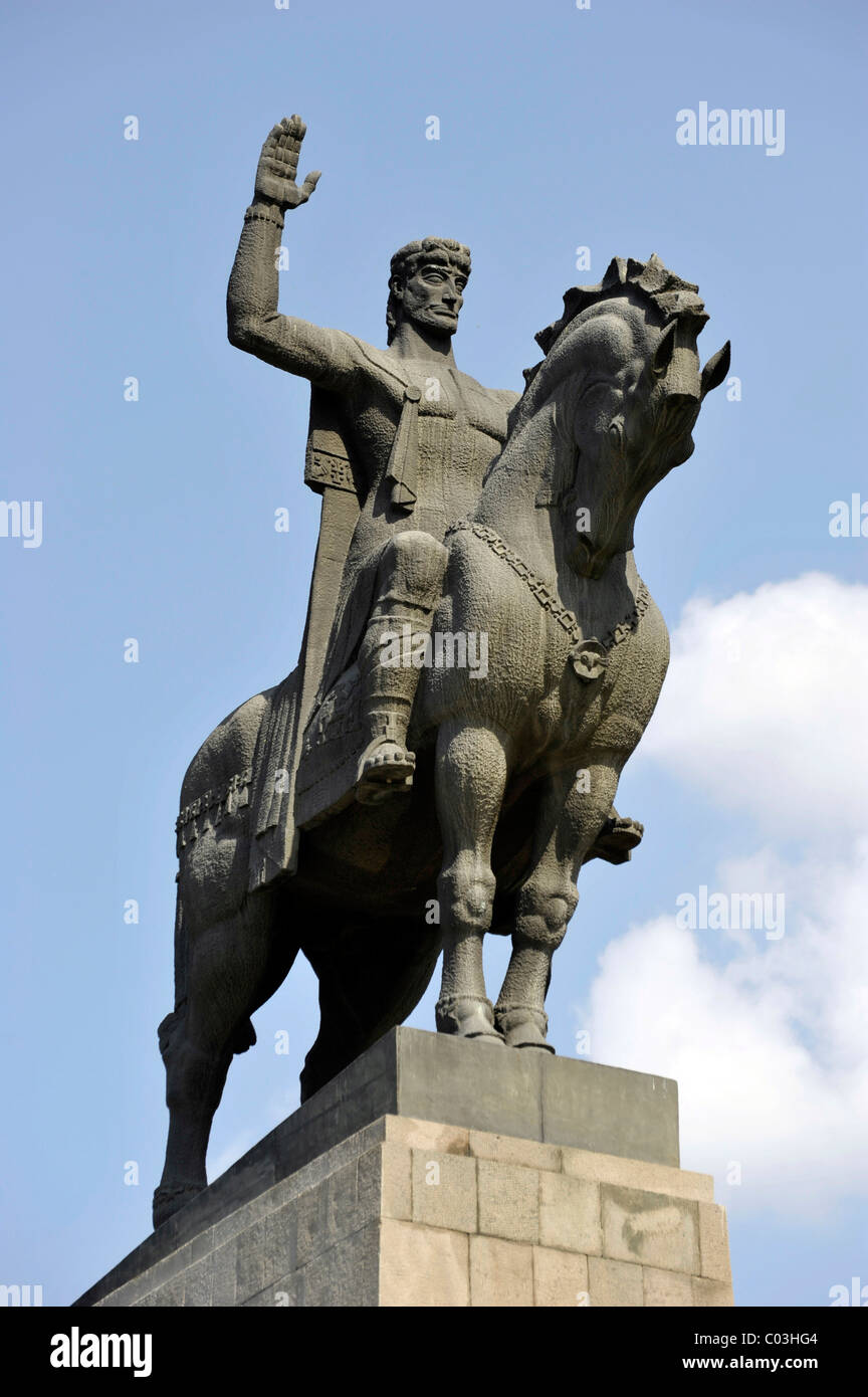 Statua equestre, monumento del re Vakhtang Gorgasali, Avlabari distretto, Tbilisi, Georgia, Asia Occidentale Foto Stock