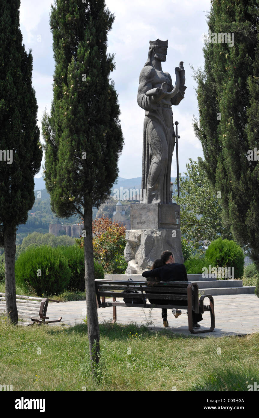 Gli amanti su un banco di lavoro davanti a un monumento, Avlabari distretto, Tbilisi, Georgia, Asia Occidentale Foto Stock