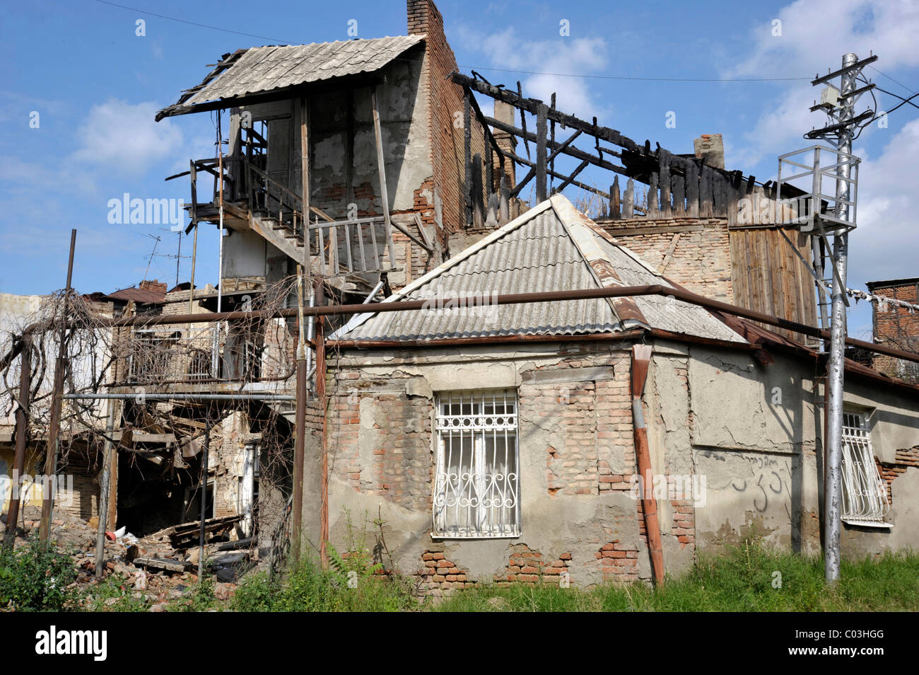 Vecchia casa dopo un incendio, Avlabari distretto, Tbilisi, Georgia, Asia Occidentale Foto Stock