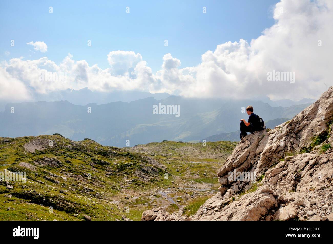 Dieci anni di vecchio ragazzo durante una passeggiata, un breve riposo, Nebelhorn mountain, Allgaeu Alpi, Baviera, Germania, Europa Foto Stock
