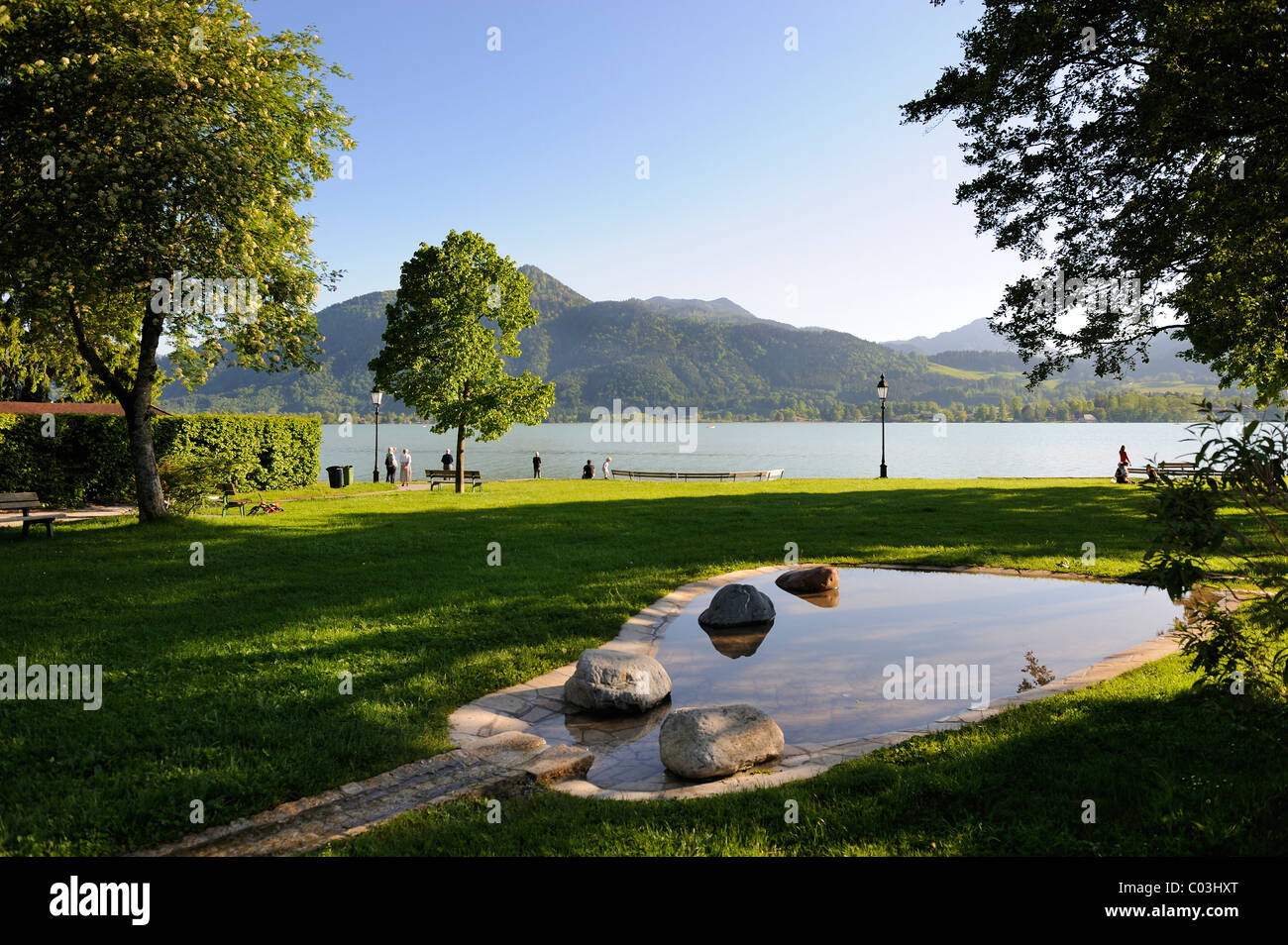 Piccolo parco sul lungolago, il lago di Tegernsee, Alta Baviera, Baviera, Germania, Europa Foto Stock