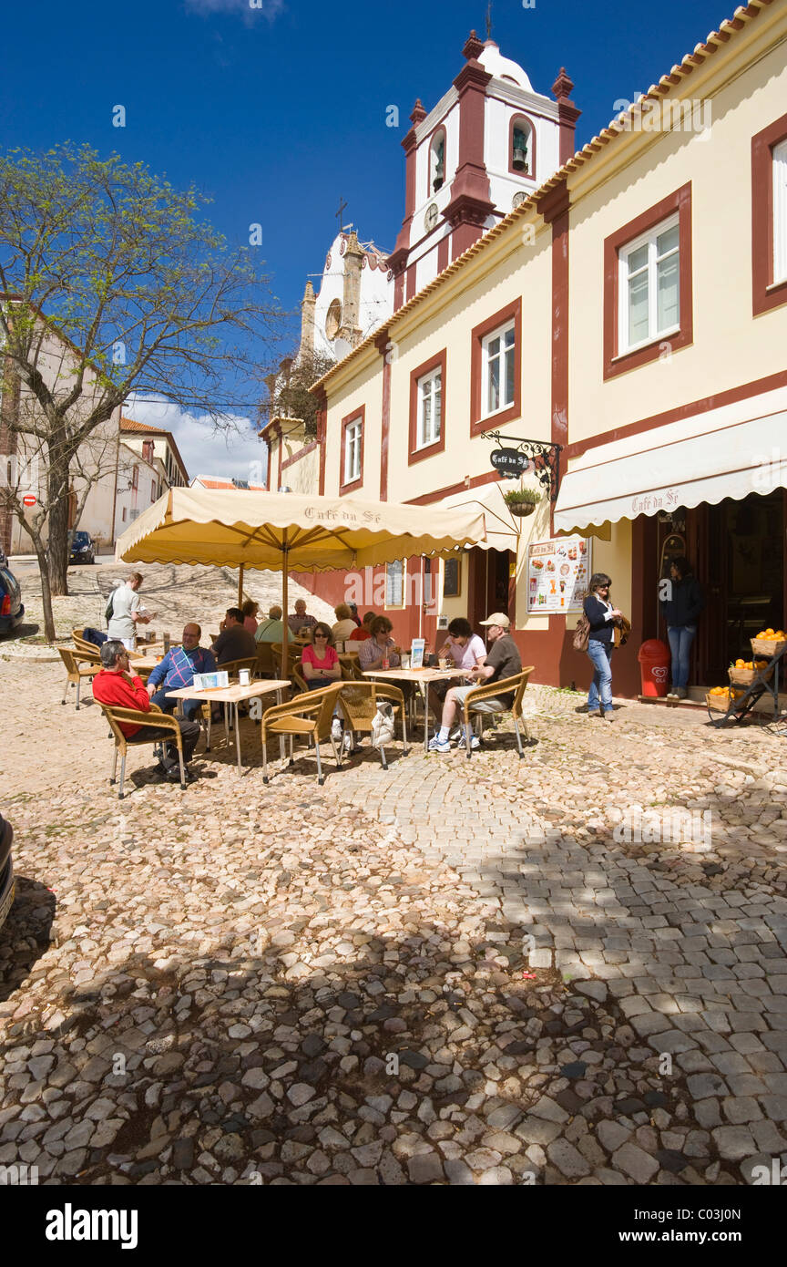 Street café vicino Cattedrale Sé, Silves, Algarve, Portogallo, Europa Foto Stock