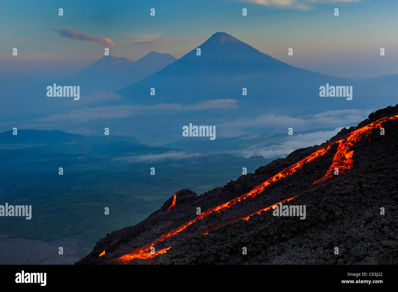 Attivo vulcano Pacaya con flusso di lava nella parte anteriore del Agua e vulcani Fuego, Guatemala, America Centrale Foto Stock