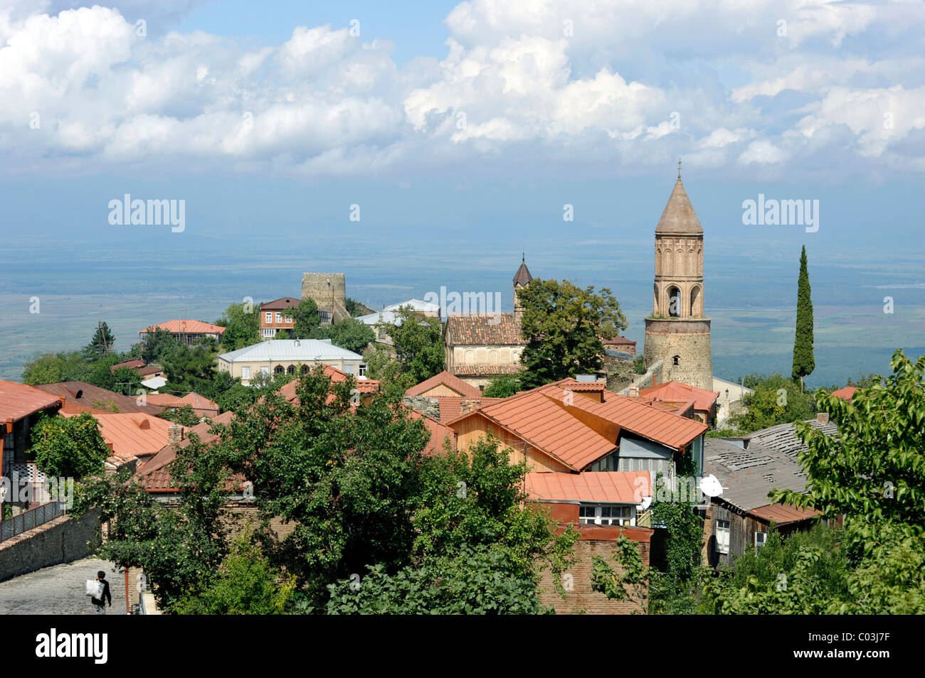 Centro storico della città con la chiesa, Sighnaghi, Kakheti, Georgia, Asia Occidentale Foto Stock