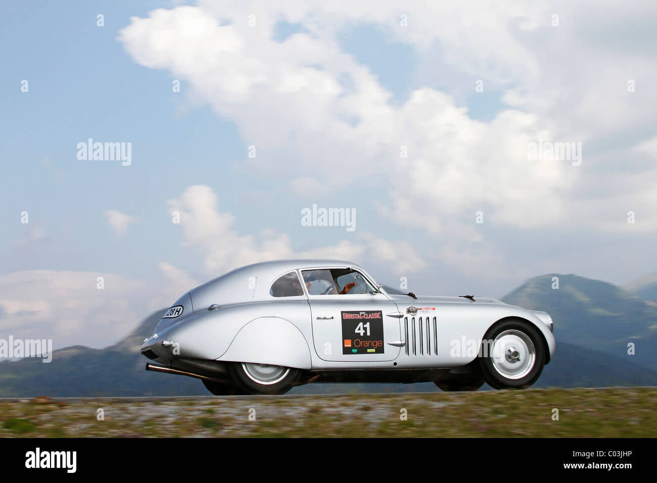 BMW 328 Coupe, costruita nel 1939, la Mille Miglia originale dal museo BMW essendo pilotato da Marc Surer, ex pilota di Formula 1, Foto Stock