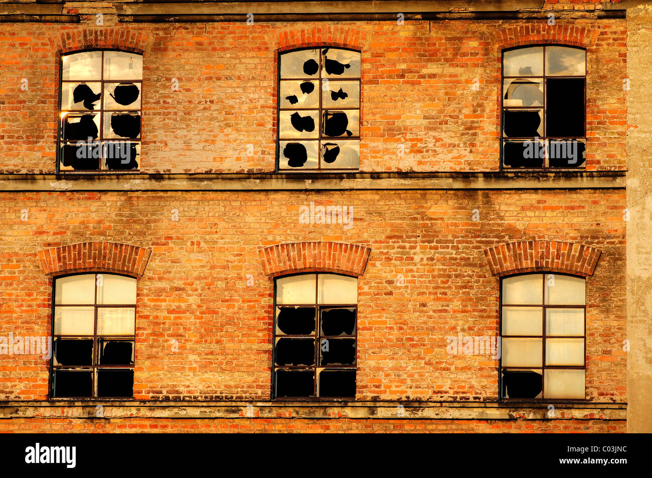 Vetri rotti sulla vecchia facciata in fabbrica, Kempten, Baviera, Germania, Europa Foto Stock