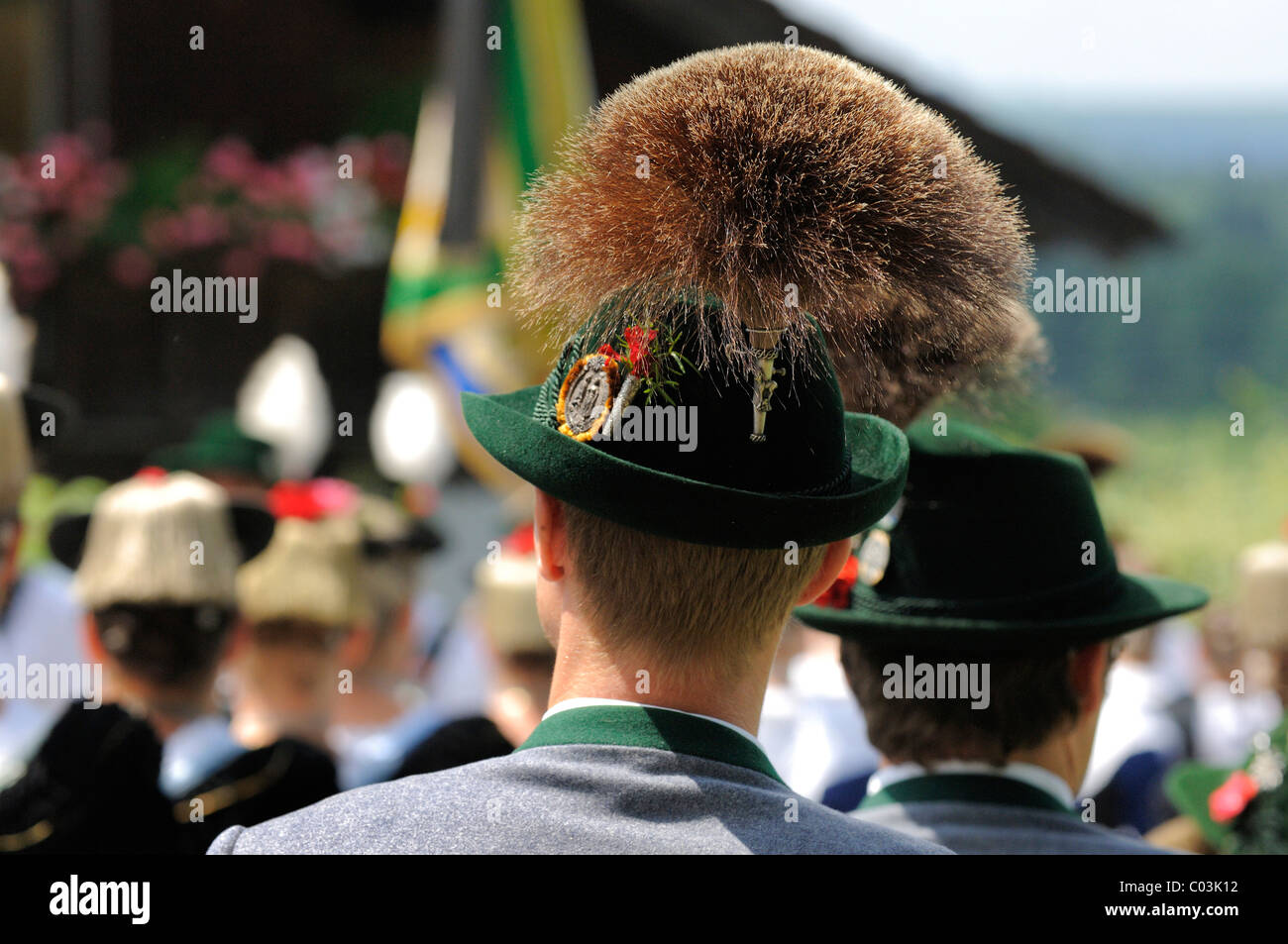 Trachtler con un magnifico gamsbart, il ciuffo di peli di camoscio  indossato come un cappello decorazione, Loisachgau Trachtenfest festival  folcloristico Foto stock - Alamy