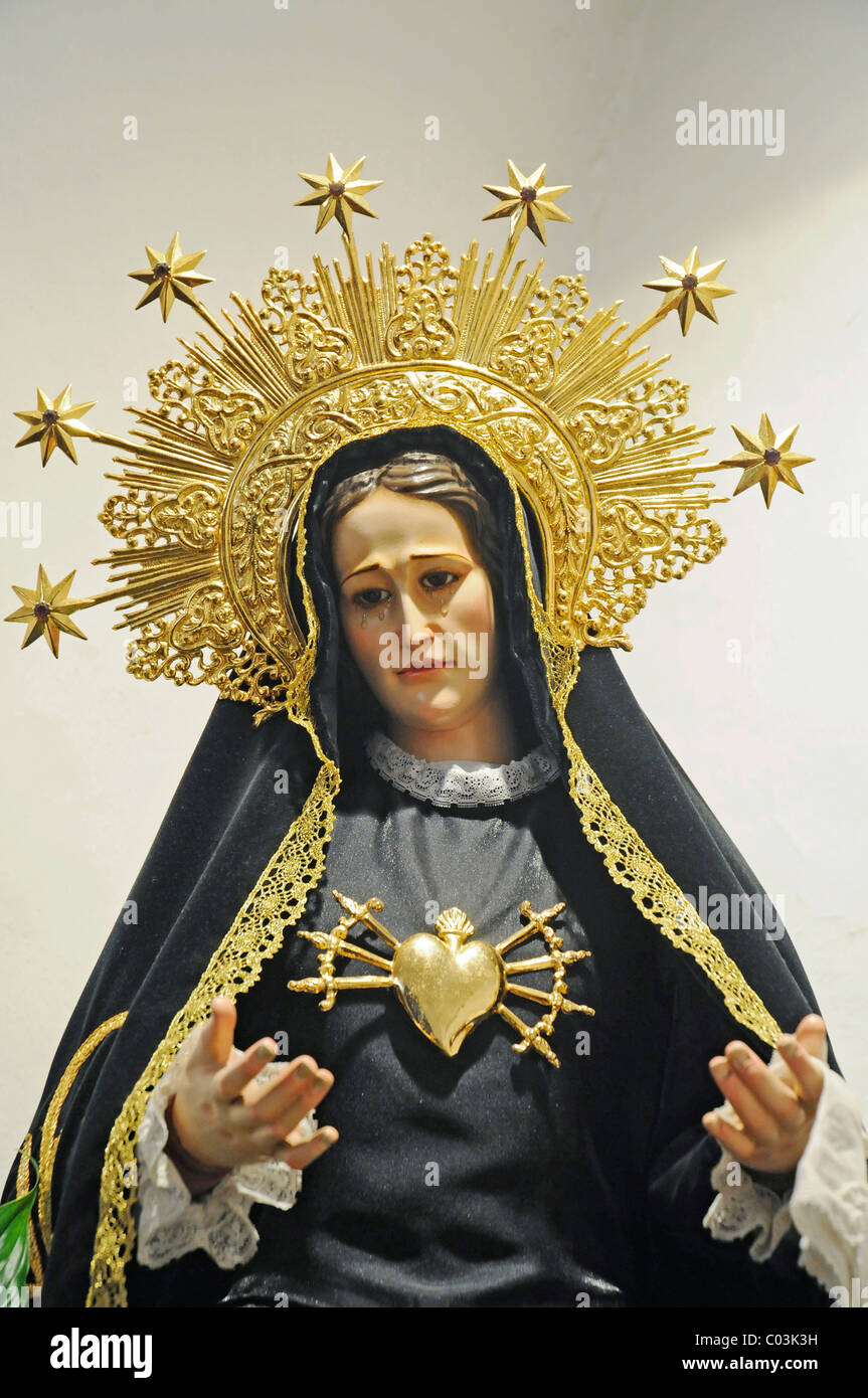 La Vergine Maria, la statua di un santo, gloriole con stelle, cuore, pugnali, chiesa di santa Gertrude, isola di Ibiza, Pityuses Foto Stock