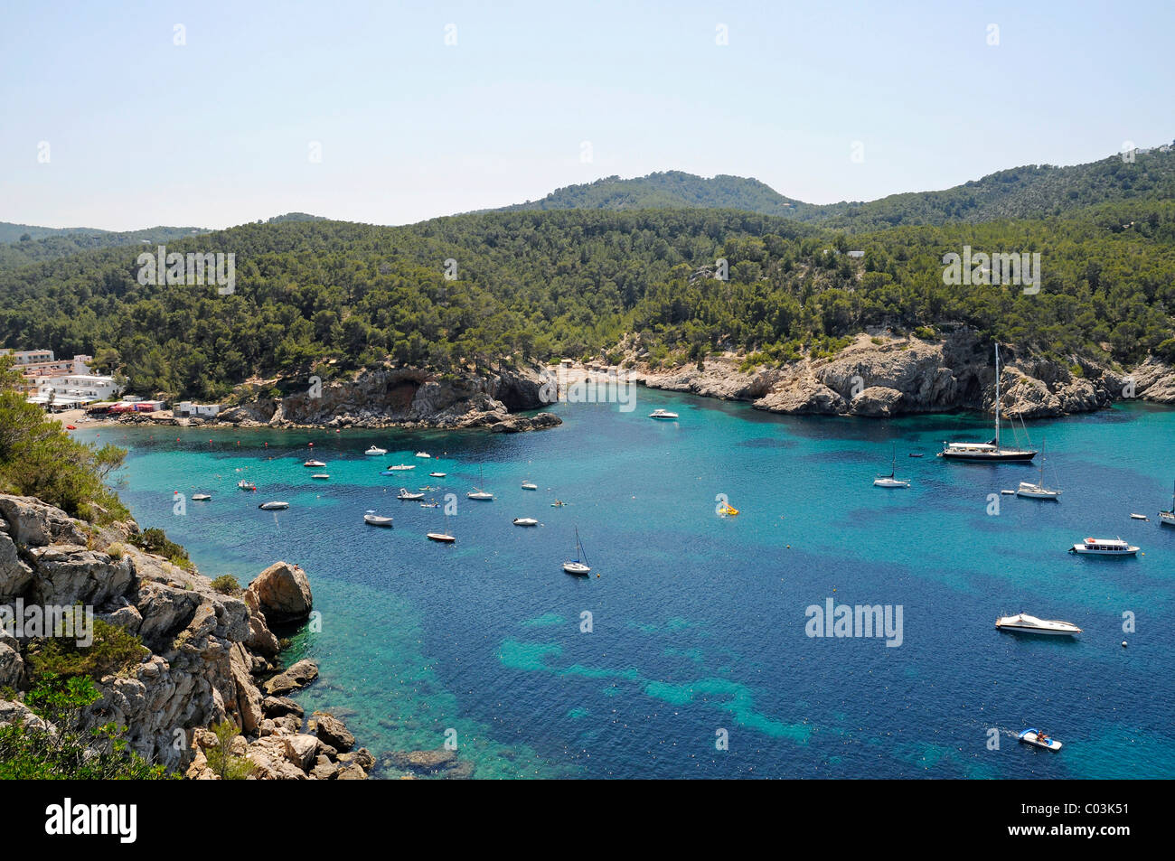 Spiaggia, barche, bay, costa, Port de Sant Miquel porto, porto, isola di Ibiza, Pityuses, isole Baleari, Spagna, Europa Foto Stock