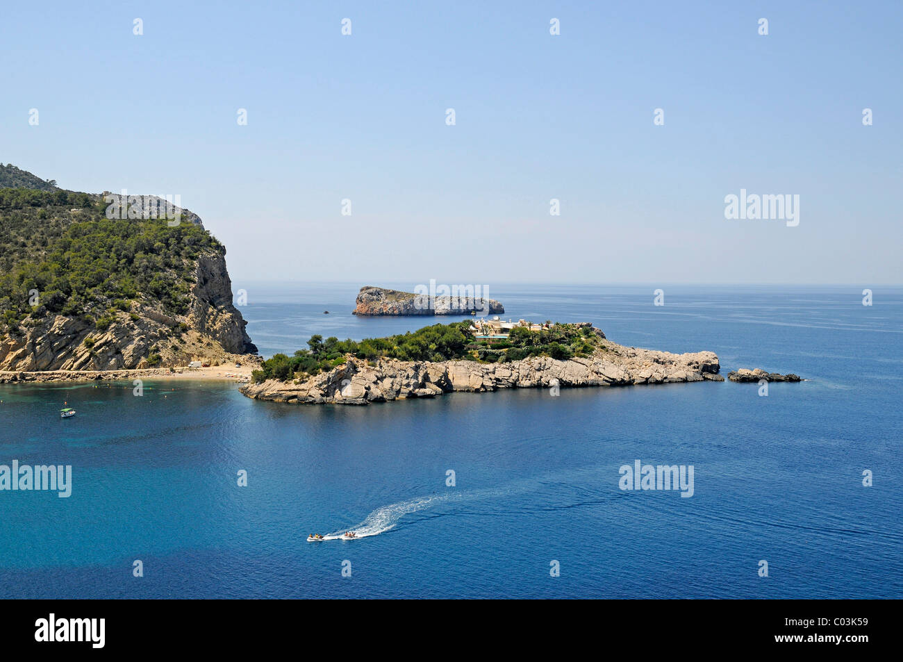 Piccole isole, coste, bay, Port de Sant Miquel porto, porto, isola di Ibiza, Pityuses, isole Baleari, Spagna, Europa Foto Stock