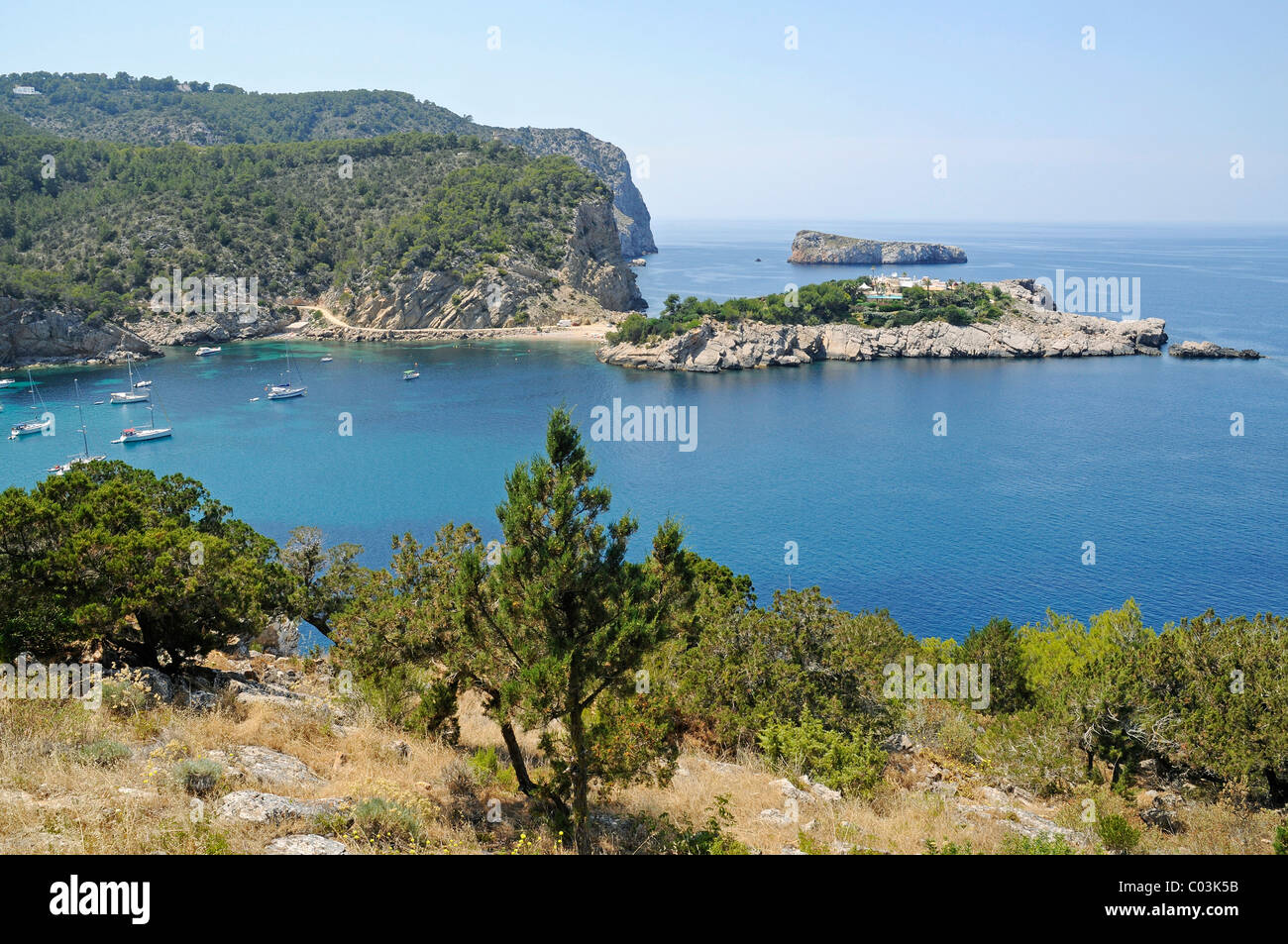 Piccole isole, coste, bay, Port de Sant Miquel porto, porto, isola di Ibiza, Pityuses, isole Baleari, Spagna, Europa Foto Stock