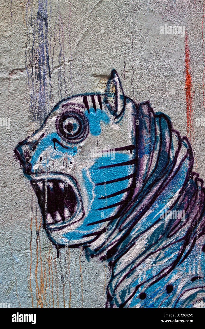 Graffiti, una mitica creatura con una bocca schiusi e denti affilati su una parete Foto Stock