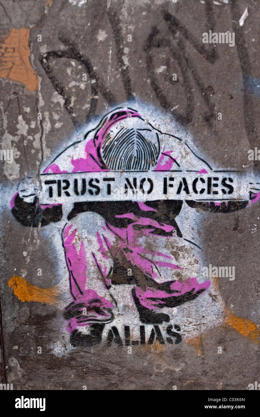 Graffiti su un muro, Trust no volti, Arte di strada, Berlino, Germania, Europa Foto Stock