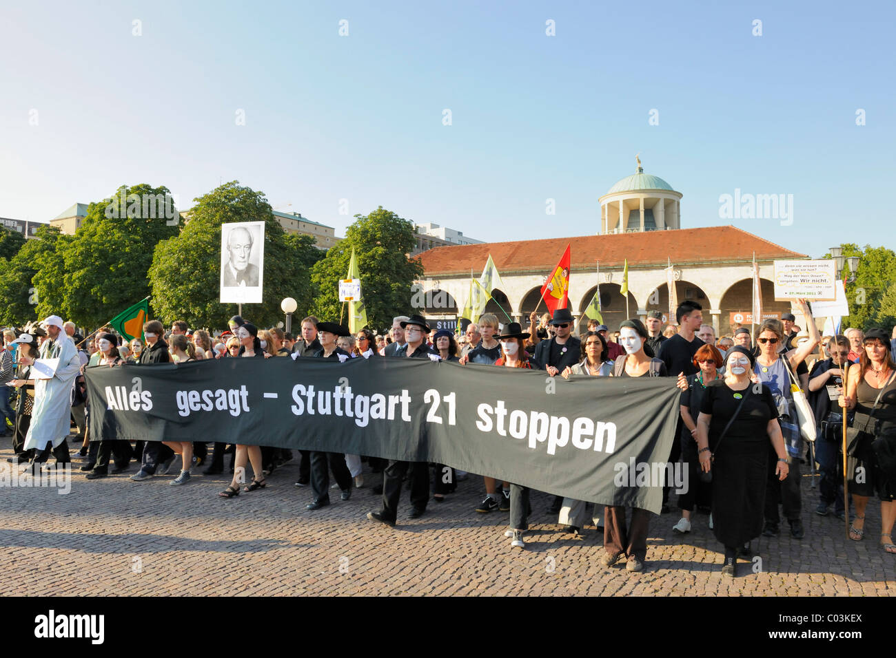 Silenzioso corteo di protesta di Stuttgart 21 avversari sulla Schlossplatz square contro la ricostruzione della stazione ferroviaria Foto Stock