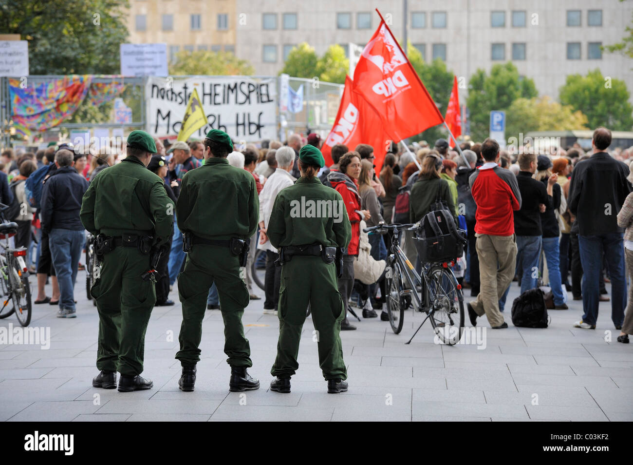 Dimostrazione di Stuttgart 21 avversari fuori dalla stazione ferroviaria edificio protestando contro la ricostruzione della Foto Stock