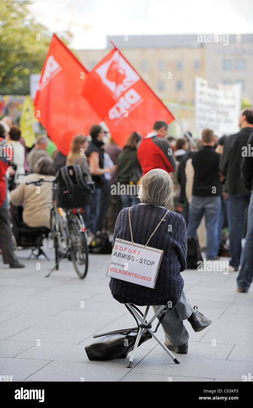 Protester indossando una targhetta recante il messaggio, arrestare immediatamente la demolizione e poi indire un referendum, dimostrazione della Foto Stock