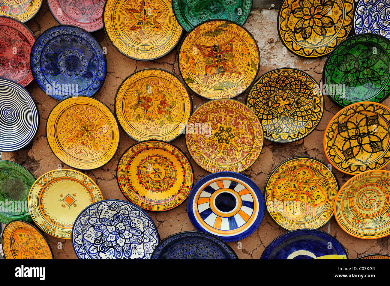 Mano-ceramica dipinta dal Rif Mountains è venduto in un souk mercato o bazaar, Marocco, Africa Foto Stock