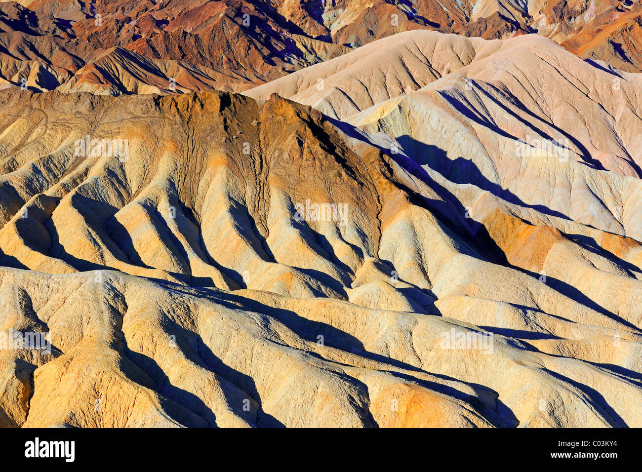 Le formazioni rocciose sul punto Zabriske nella luce del mattino, il Parco Nazionale della Valle della Morte, California, USA, America del Nord Foto Stock