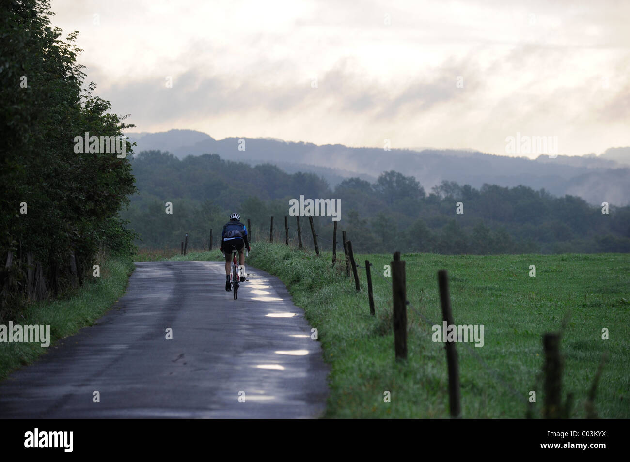 Ciclista al sedicesimo giro internazionale di 16 laghi di storage attraverso il Bergisches Land e la Sauerland regioni Foto Stock