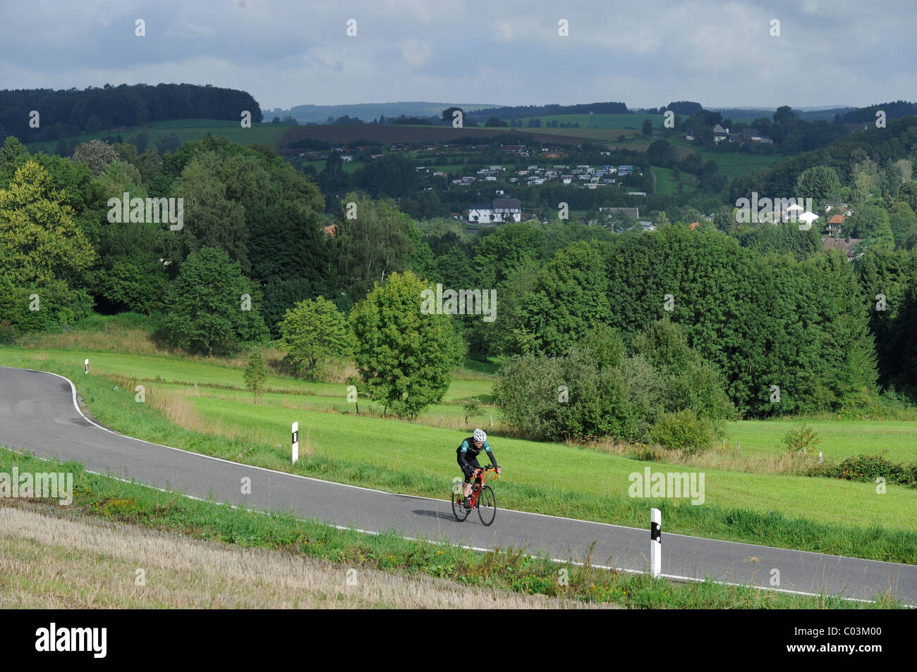 Ciclista al sedicesimo giro internazionale di 16 laghi di storage attraverso il Bergisches Land e la Sauerland regioni Foto Stock