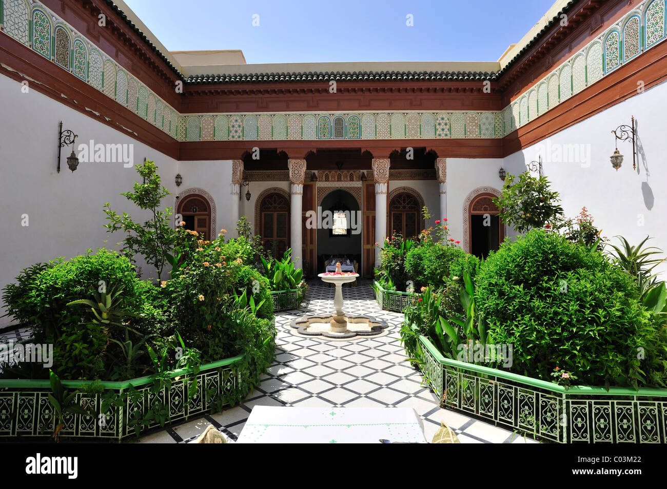 Riad, di una tradizionale casa cittadina con un cortile interno con una fontana a Marrakech, Marocco, Africa Foto Stock