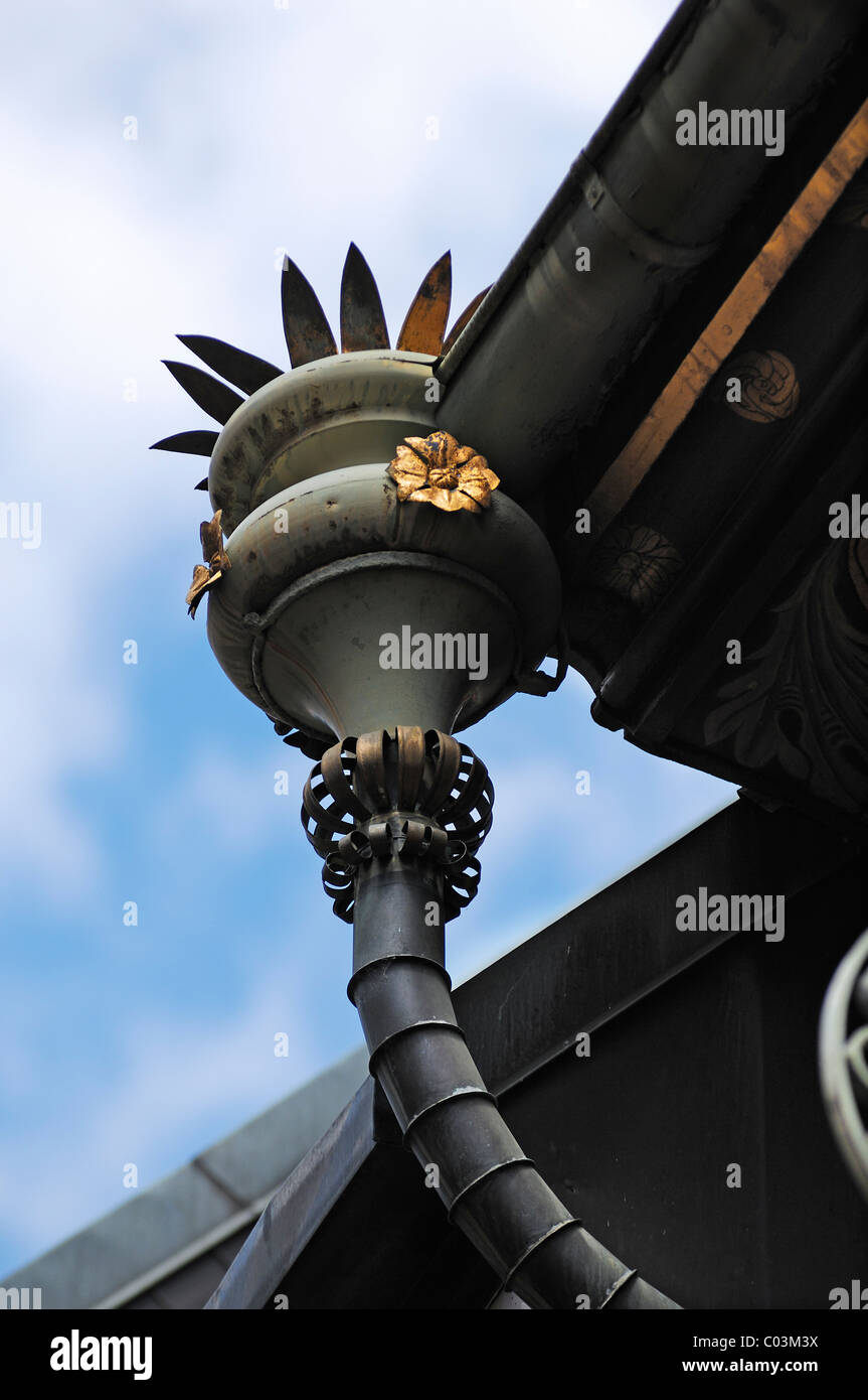 Abilmente forgiato la grondaia in una locanda, Wirtshaus Zum kleinen Meyerhof, Rathausgasse 27, Freiburg, Baden-Wuerttemberg, Germania, Europa Foto Stock