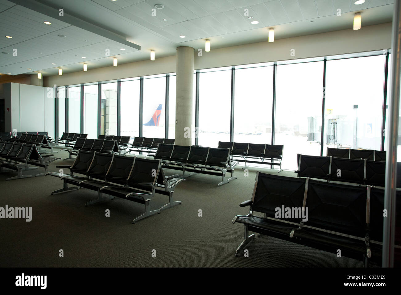 Un'area di attesa in aeroporto Internazionale di Bradley è vuota come voli sono stati cancellati durante una tempesta di neve. Foto Stock