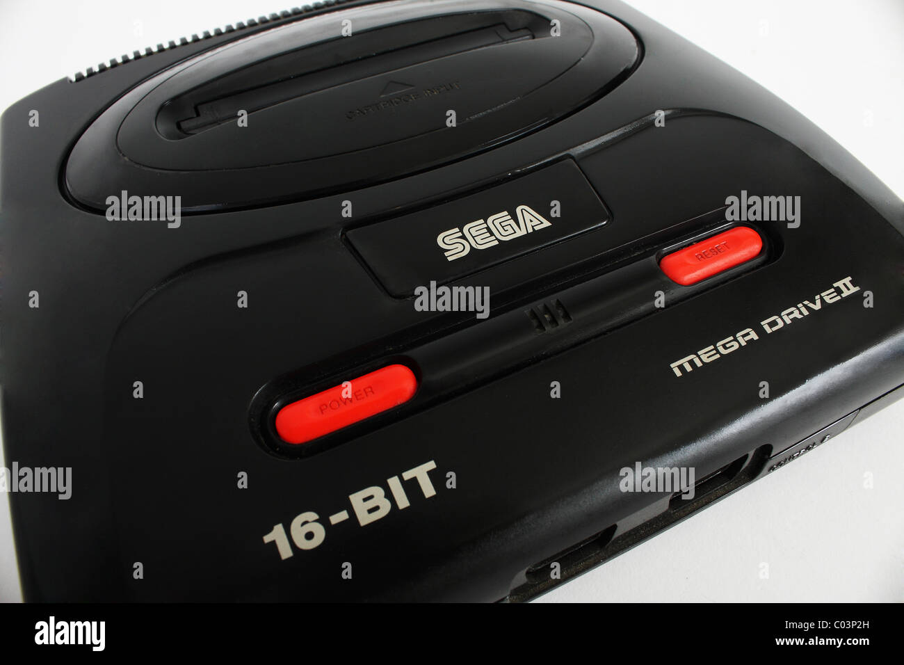 Un vecchio retro gaming video games console sistema chiamato Sega Mega Drive 16 Bit Edition su sfondo bianco Foto Stock