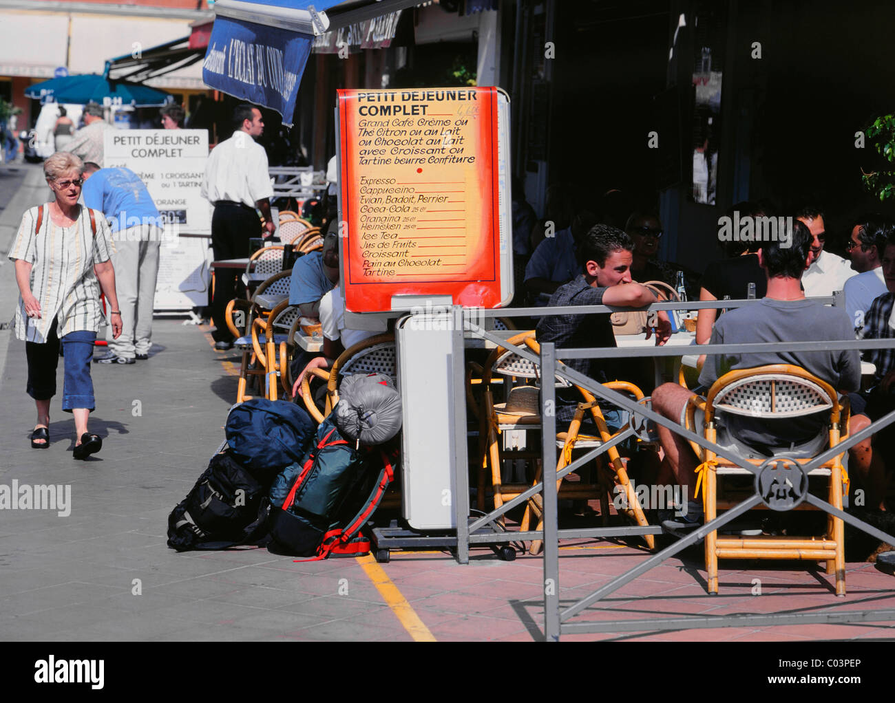 Nizza Cote d'Azur, in Francia. Place Charles Felix, backpackers seduto fuori café. Il menu della prima colazione Foto Stock