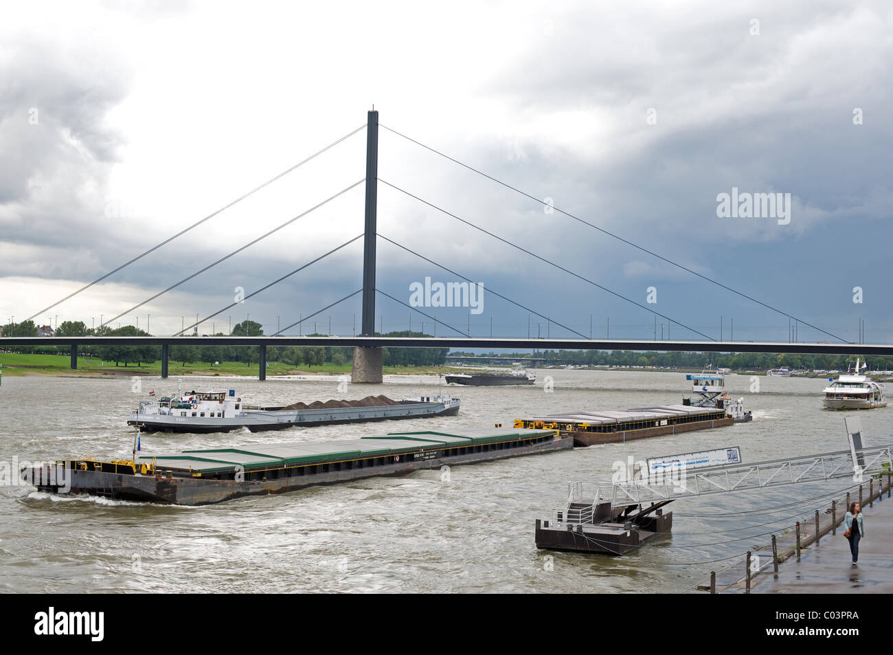 Navigazione commerciale, il fiume Reno, Dusseldorf, Germania. Foto Stock