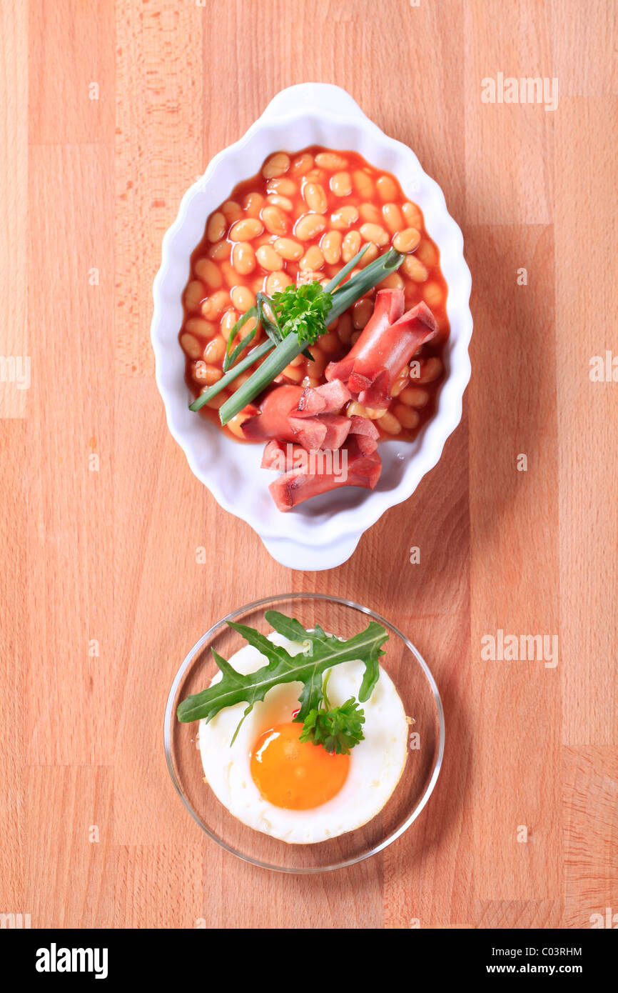 Prima colazione inglese di fagioli, salsicce e uova fritte Foto Stock