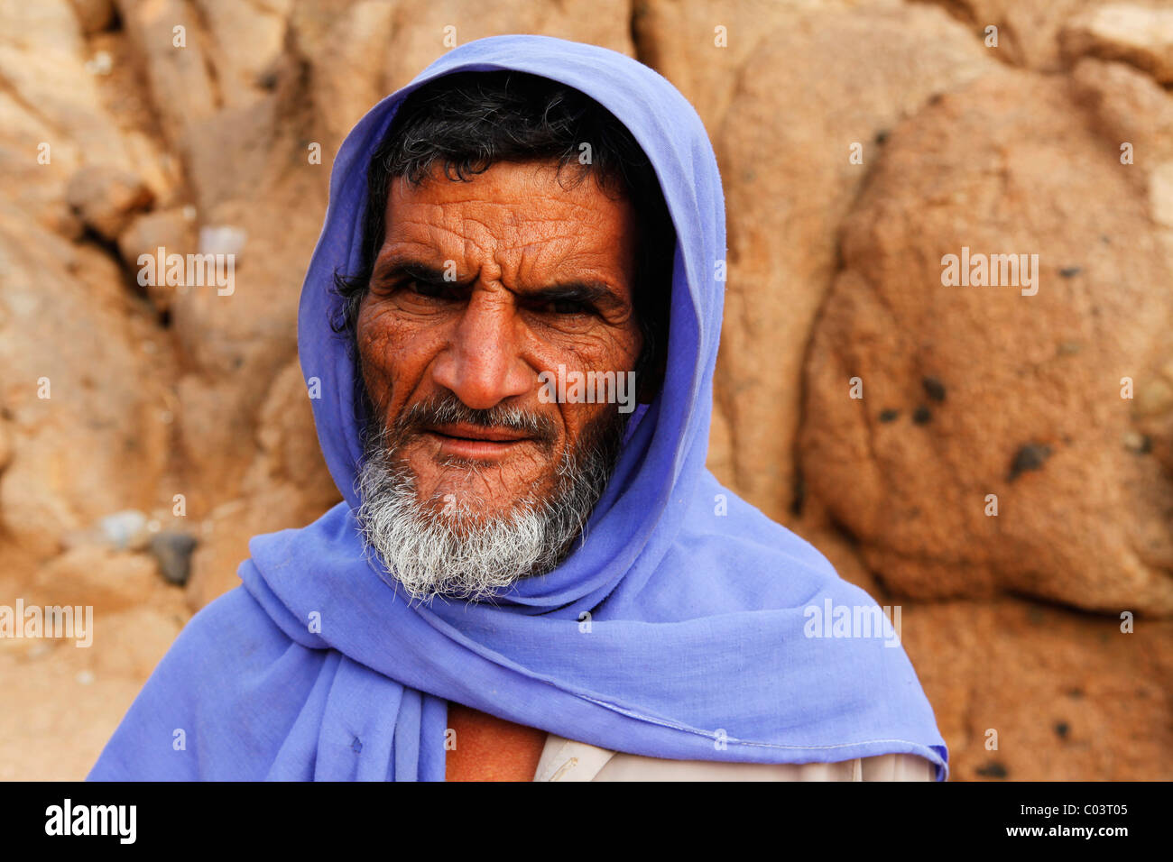 Il volto di un uomo beduino nel deserto del Sinai vicino a l'Egiziano holiday resort di Sharm El Sheikh. Foto Stock