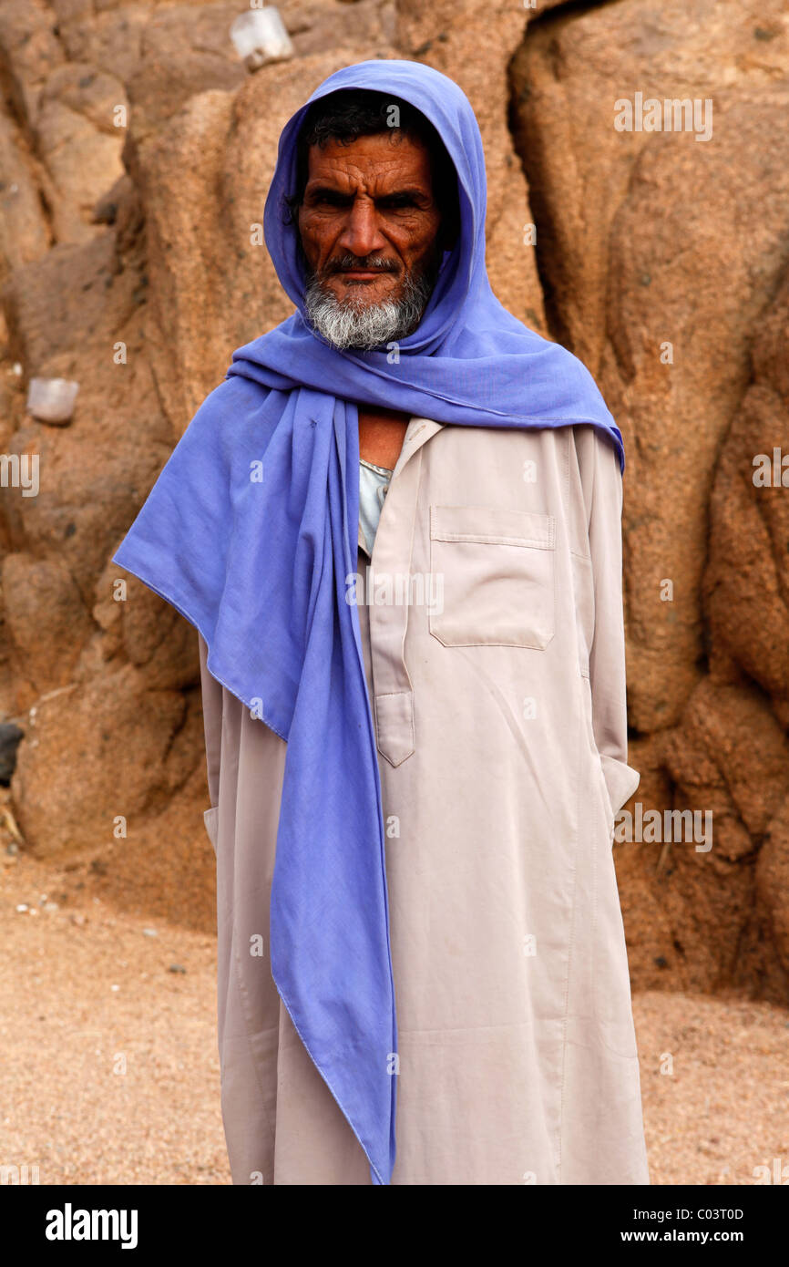 Un uomo beduino nel deserto del Sinai vicino a l'Egiziano holiday resort di Sharm El Sheikh. Foto Stock