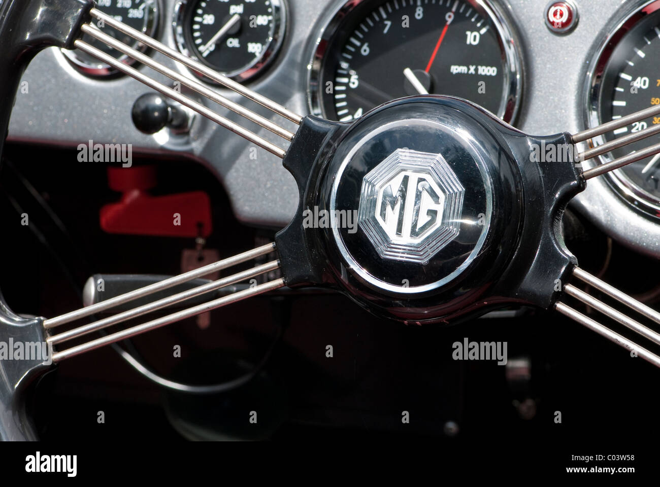 Il volante e il cruscotto di MG MGA classic auto sportiva Foto Stock