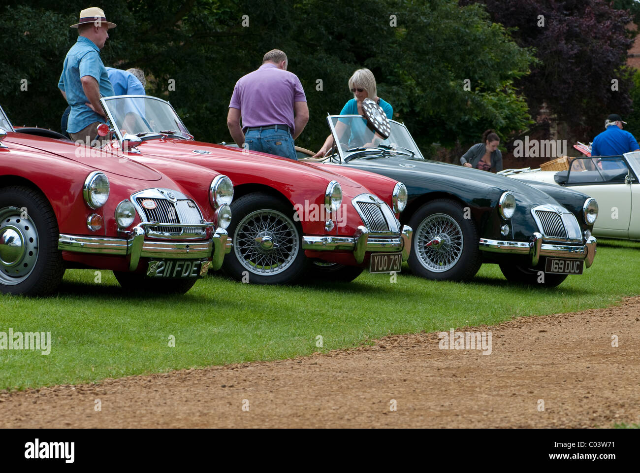 Ammirando gli appassionati di MG MGA classic cars visualizzati e appassionati di rally Foto Stock